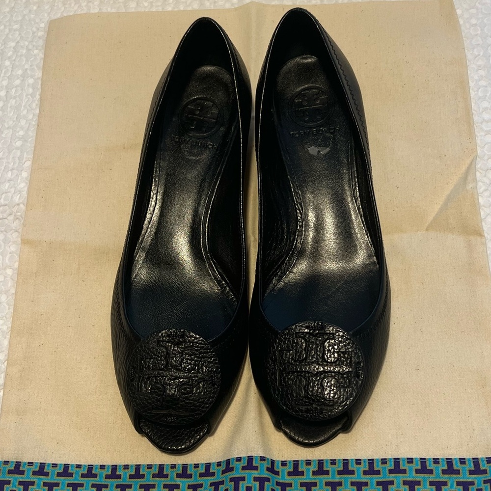 Tory Burch black tumbled leather Kitty open toe wedge. Size 9.5 Heel: 1.25”